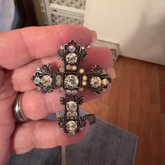 Beautiful Cross can be a necklance or a pin *NEW* - Picture 1 of 2